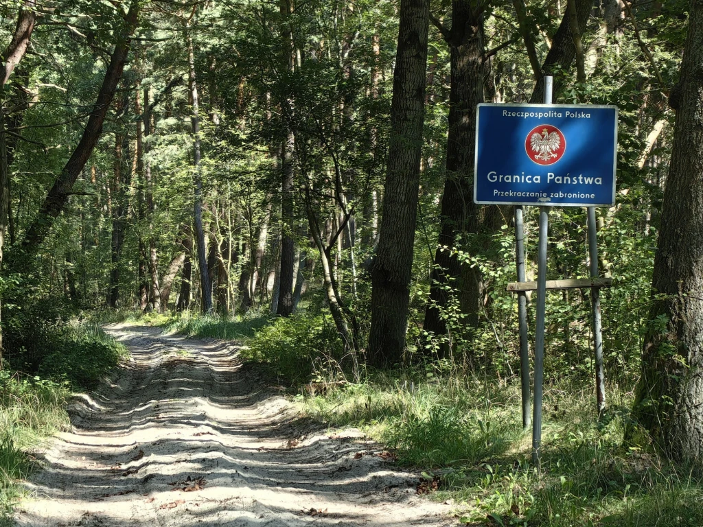 Polsko-rosyjski pas graniczny celem wycieczek turystów