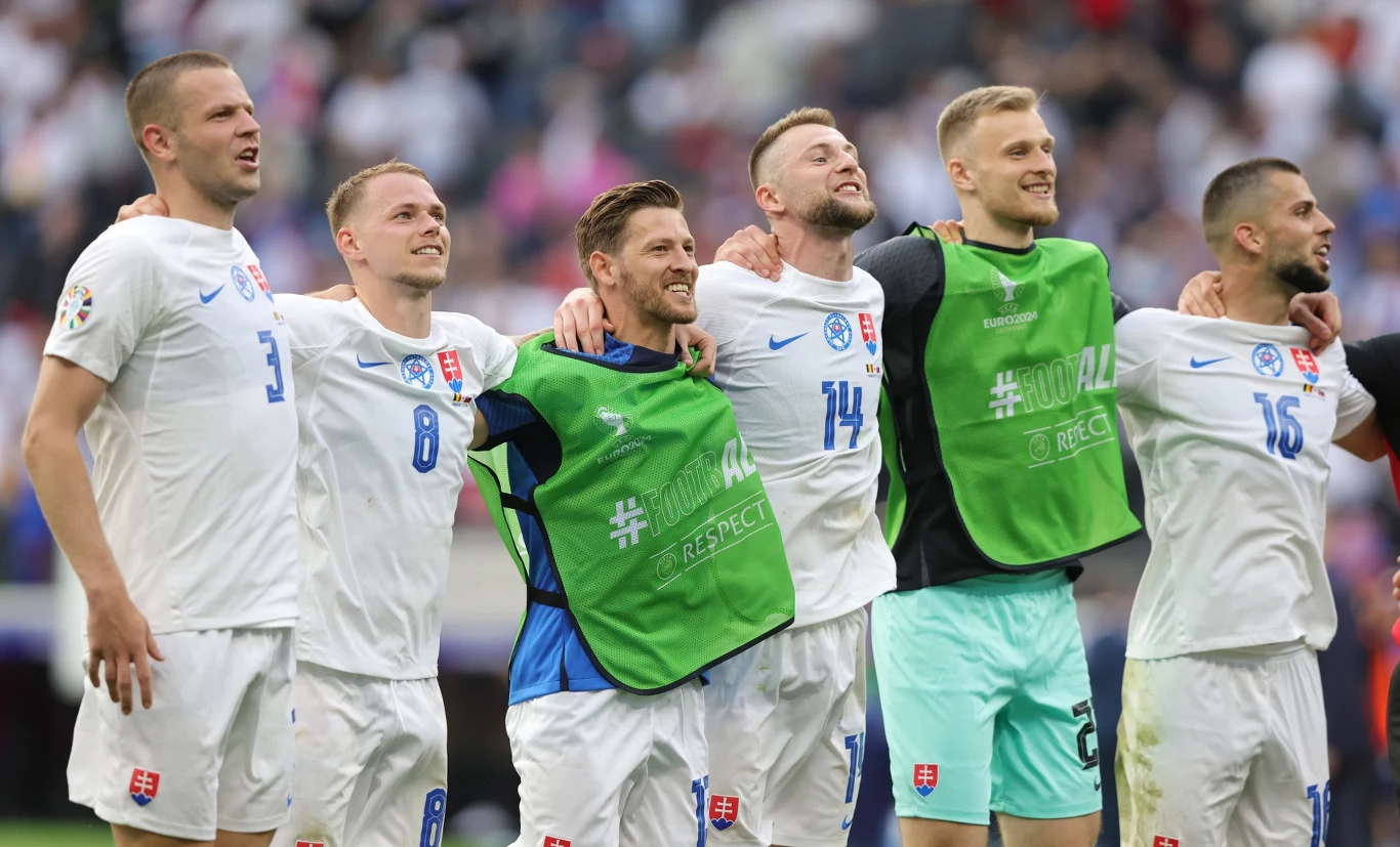 Henrich Ravas (drugi od prawej) w reprezentacji Słowacji