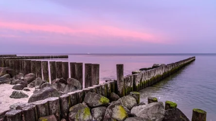 Zbudowana z drewnianych pali ostroga brzegowa to miejsce, do którego nie powinniśmy się zbliżać. Przy falochronie na Bałtyku może być bowiem bardzo głęboko. 