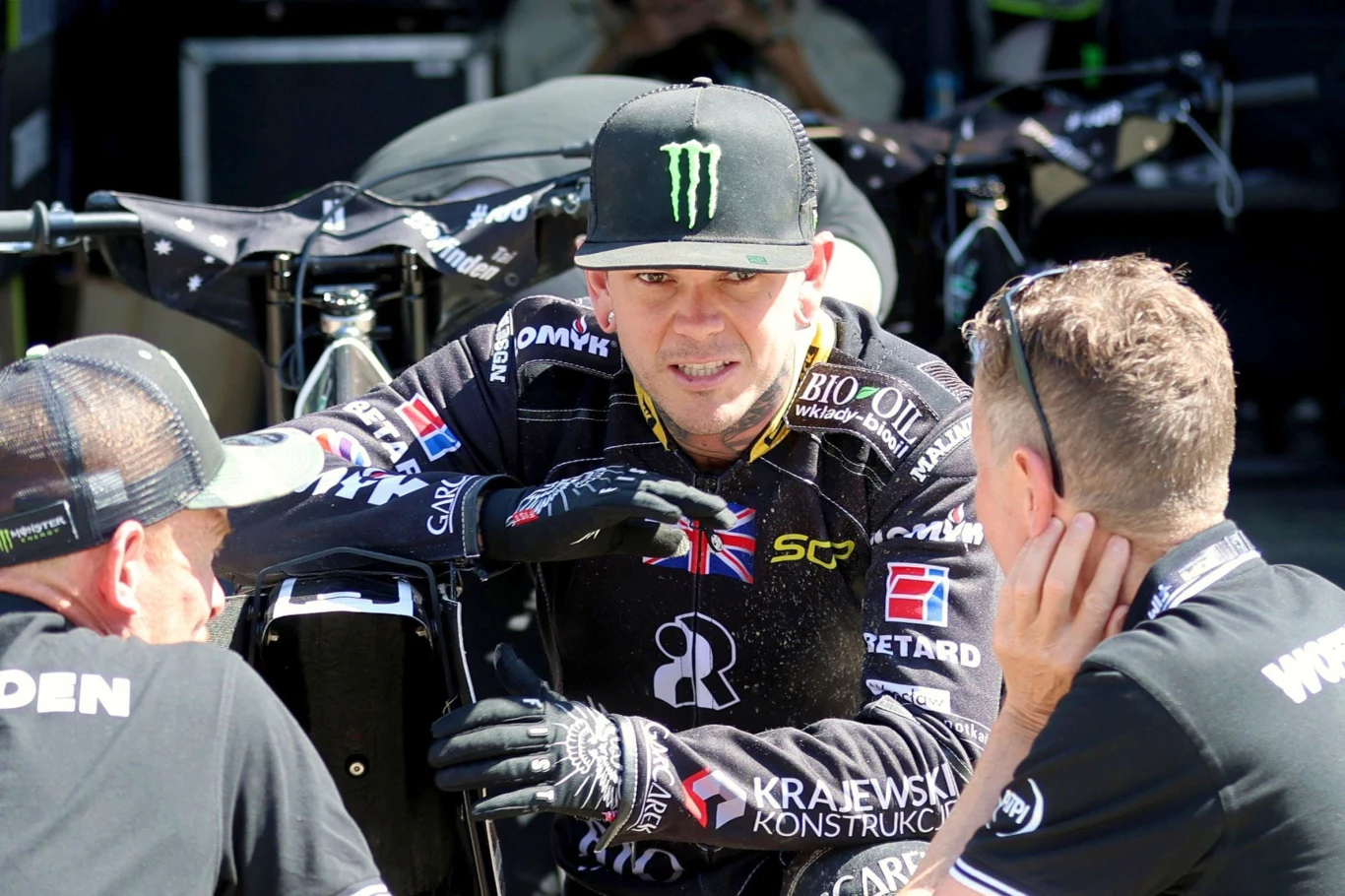 Tai Woffinden ze swoimi mechanikami.