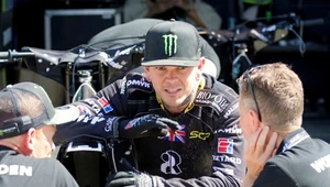 Tai Woffinden ze swoimi mechanikami.