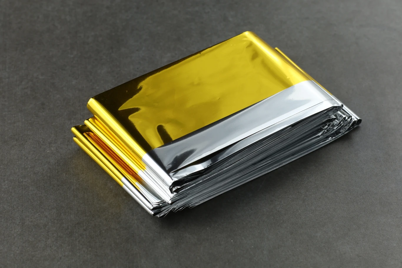 Koc ratunkowy, czyli folia życia, jest jednym z ważnych akcesoriów ratowniczych. Możemy go jednak użyć również do schłodzenia mieszkania. Koc ratunkowy, czyli folia życia, jest jednym z ważnych akcesoriów ratowniczych. Możemy go jednak użyć również do schłodzenia mieszkania.