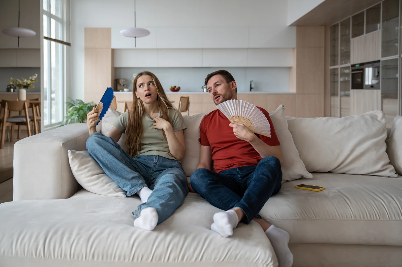 Gdy doskwiera nam upał, szukamy różnych sposobów na schłodzenie mieszkania. Warto wypróbować kilka prostych metod, by obniżyć temperaturę w domu. Gdy doskwiera nam upał, szukamy różnych sposobów na schłodzenie mieszkania. Warto wypróbować kilka prostych metod, by obniżyć temperaturę w domu.