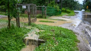 Opolskie. Próbował walczyć z powodzią, ale zabrała go woda. Mężczyzna zginął