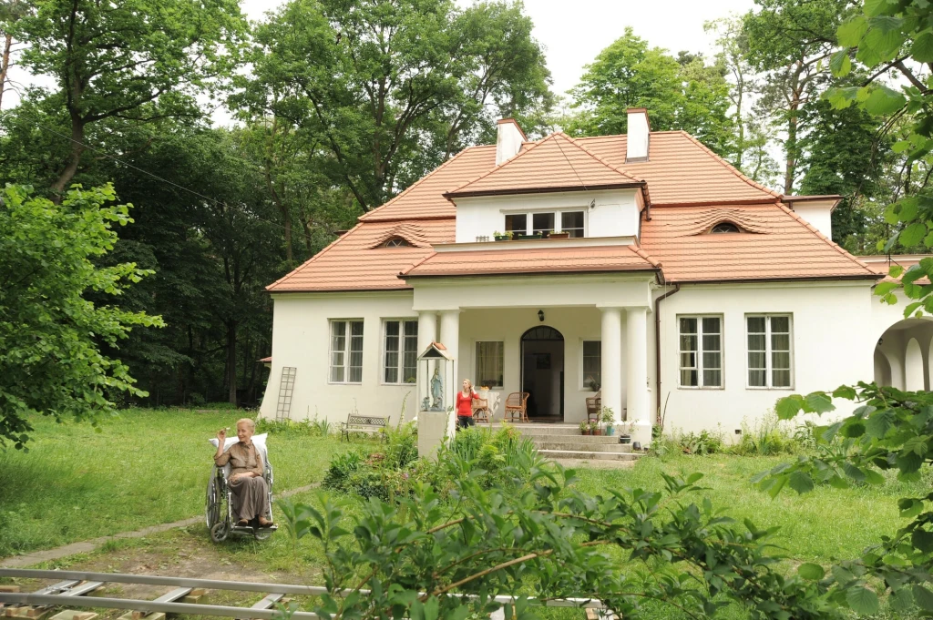 Dworek w którym kręcono serial "Złotopolscy", prywatnie własność Beaty Chmielowskiej-Olech. Dworek w którym kręcono serial "Złotopolscy", prywatnie własność Beaty Chmielowskiej-Olech.