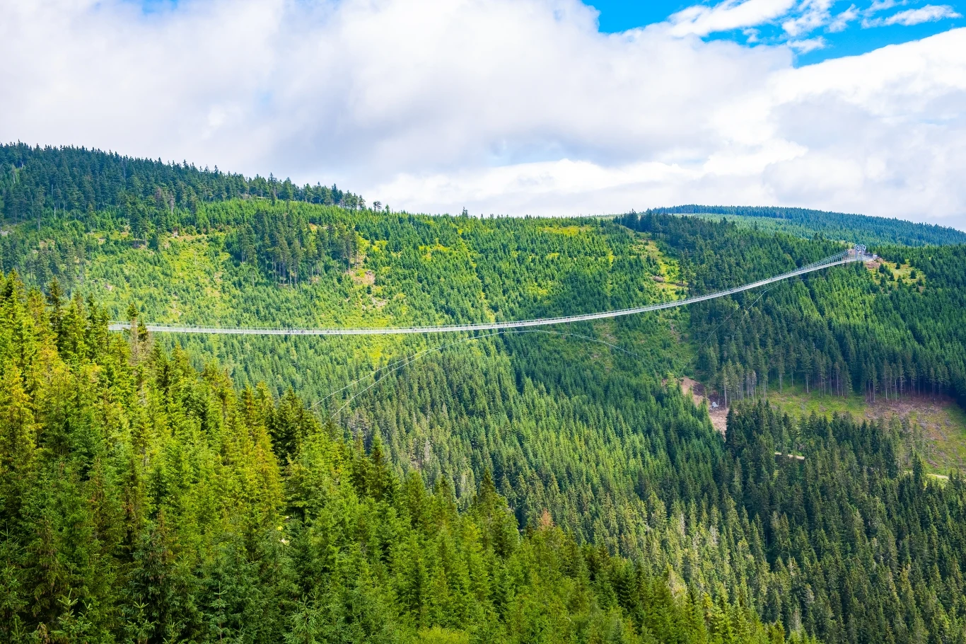 Sky Bridge 721 to atrakcja tylko dla odważnych. Najdłuższy most wiszący dla pieszych na świecie czeka na zainteresowanych w Czechach. Sky Bridge 721 to atrakcja tylko dla odważnych. Najdłuższy most wiszący dla pieszych na świecie czeka na zainteresowanych w Czechach.