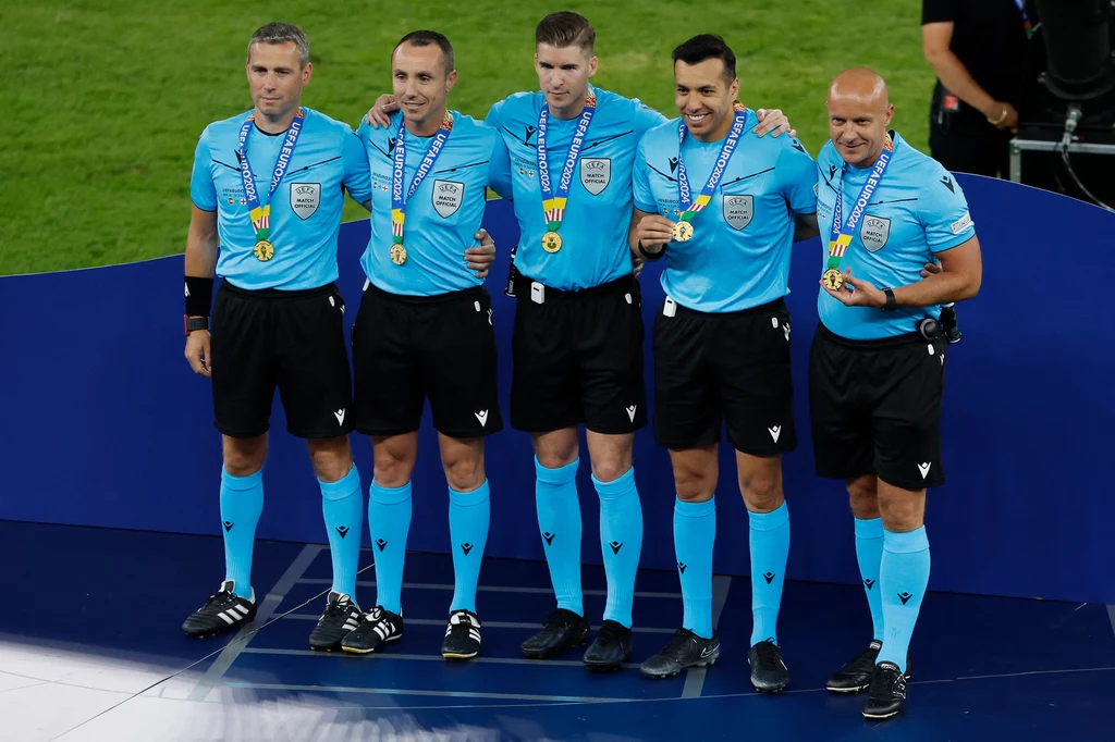 Szymon Marciniak (pierwszy z prawej) z medalem po finale, w środku François Letexier Szymon Marciniak (pierwszy z prawej) z medalem po finale, w środku François Letexier