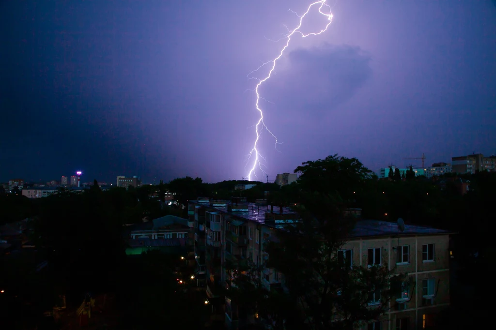 Z powodu prognozowanych gwałtownych burz wydano alert RCB dla łącznie 15 województw Z powodu prognozowanych gwałtownych burz wydano alert RCB dla łącznie 15 województw