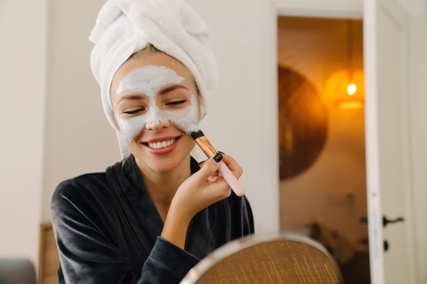 Jak ujędrnić skórę twarzy? Przygotuj domową maskę z jajka. 