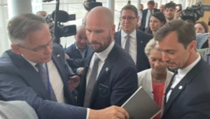 Politycy PiS wręczają Ursuli von der Leyen raport o stratach wojennych Polski