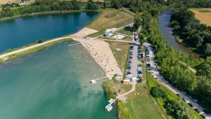 ​Bezpłatne kąpielisko z piaszczystą plażą blisko Krakowa. Alternatywa dla zatłoczonego Zakrzówka