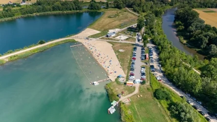 ​Bezpłatne kąpielisko z piaszczystą plażą blisko Krakowa. Alternatywa dla zatłoczonego Zakrzówka