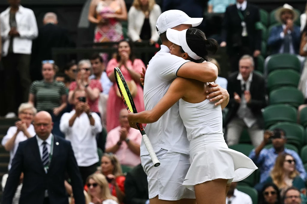 Jan Zieliński oraz Su-Wei Hsieh wpadli sobie w objęcia po triumfie w Wimbledonie Jan Zieliński oraz Su-Wei Hsieh wpadli sobie w objęcia po triumfie w Wimbledonie