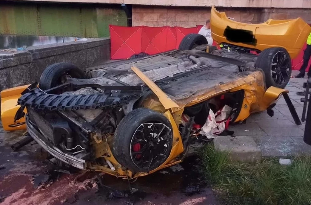 Renault Megane RS wypadło z drogi i wylądowało na dachu. Wszyscy czterej podróżni zginęli