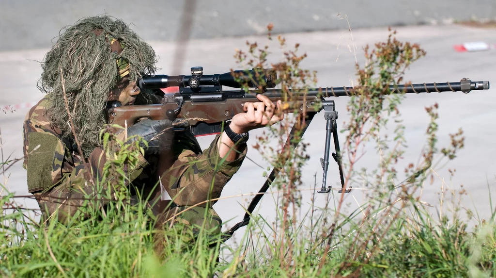 Żołnierz z karabinem snajperskim Accuracy International AWM