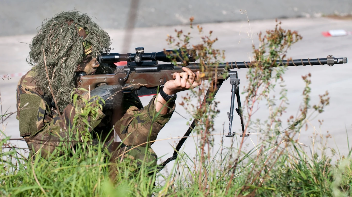Żołnierz z karabinem snajperskim Accuracy International AWM Żołnierz z karabinem snajperskim Accuracy International AWM