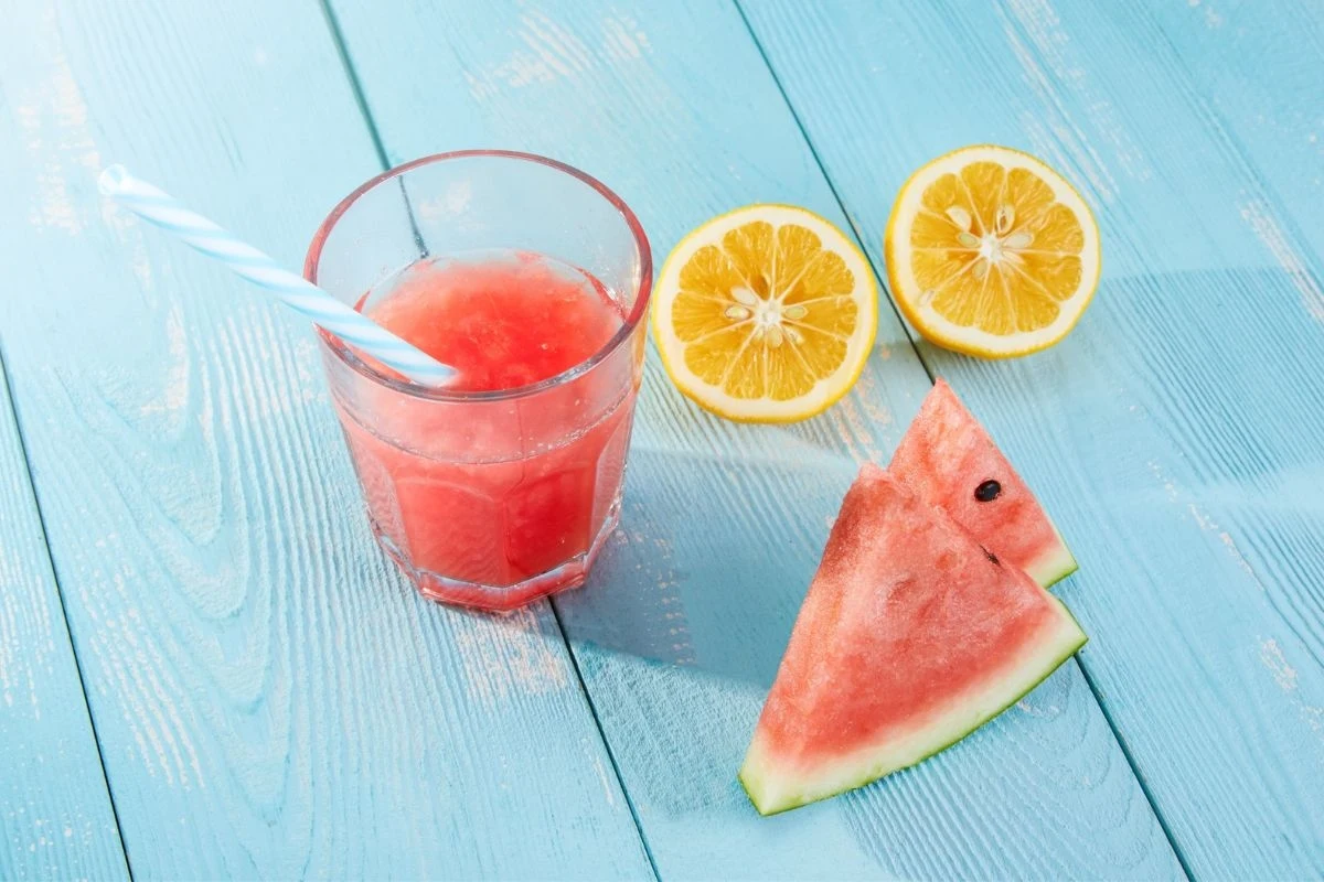 Lemoniada arbuzowa dobrze nawadnia, dlatego warto po nią sięgać w upały