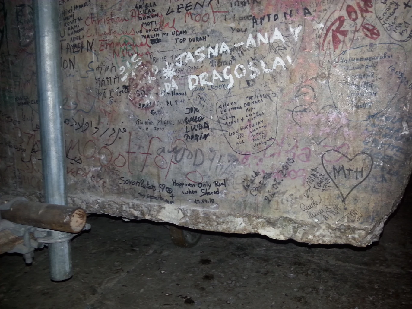 Na tyle ołtarza przez lata odwiedzający zostawiali podpisy, nie mając pojęcia, że piszą po zabytku. Na tyle ołtarza przez lata odwiedzający zostawiali podpisy, nie mając pojęcia, że piszą po zabytku.