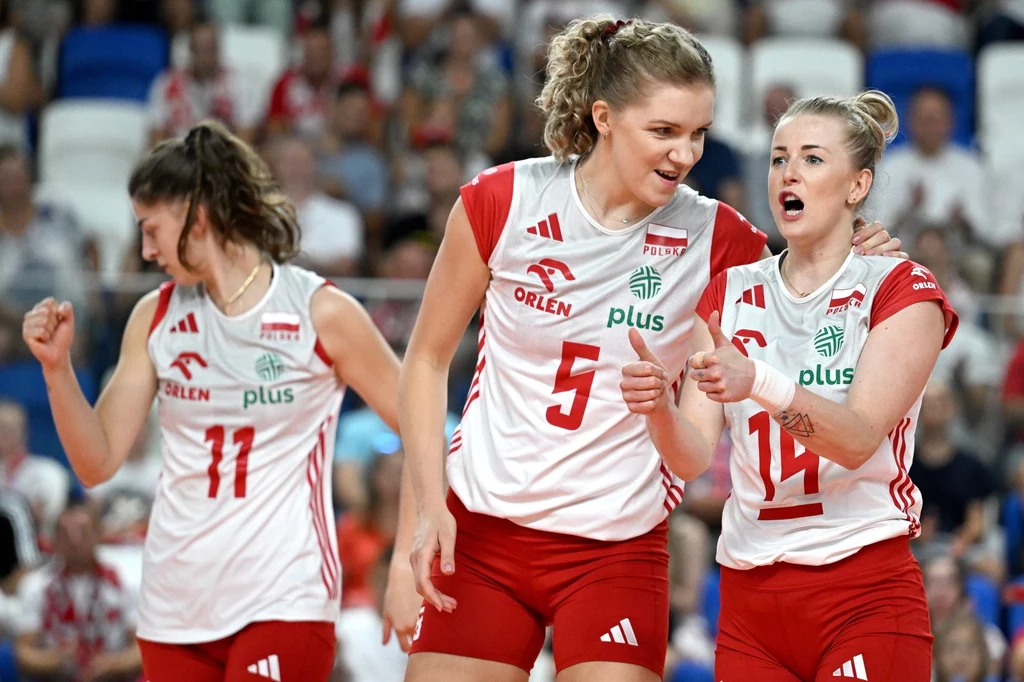 Polskie siatkarki wygrały w Mielcu. Od lewej Martyna Łukasik, Agnieszka Korneluk i Joanna Wołosz Polskie siatkarki wygrały w Mielcu. Od lewej Martyna Łukasik, Agnieszka Korneluk i Joanna Wołosz