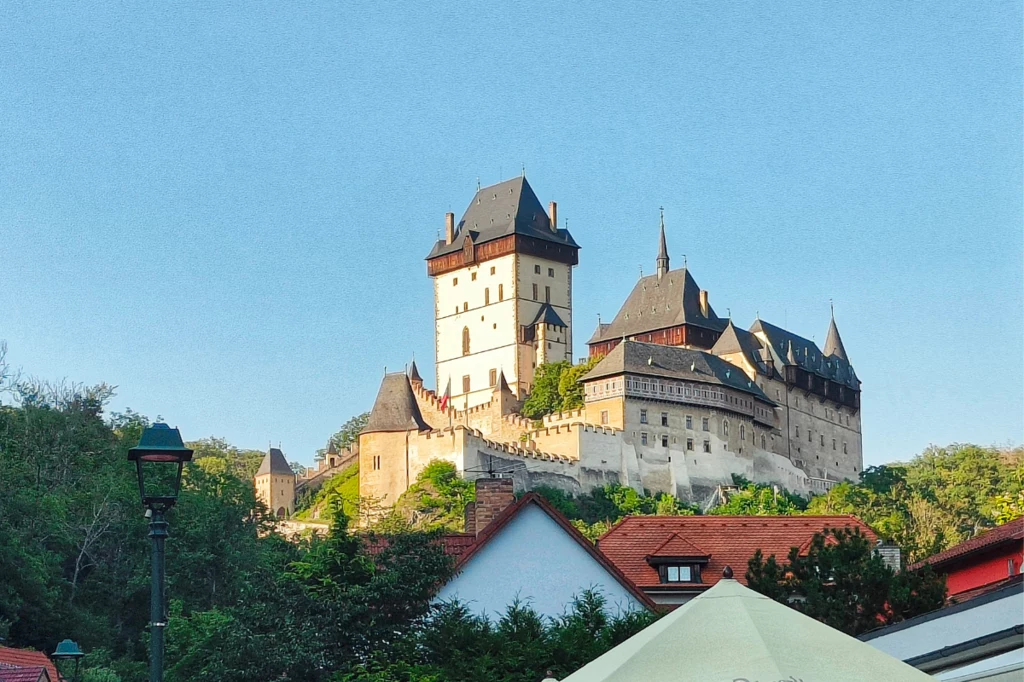 Zamek dumnie góruje nad miasteczkiem