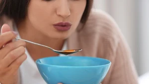 Wygładza i napina skórę lepiej, niż drogie kremy. W PRL-u piły go nasze mamy