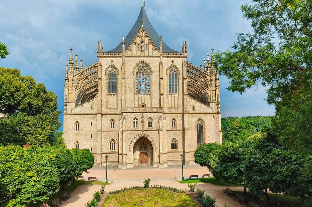 Przyjrzyj się budowli uważnie z każdej strony