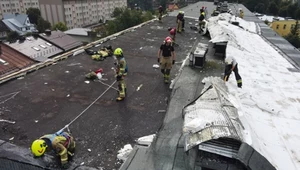 Strażacy zabezpieczają zerwany przez nawałnicę dach budynku mieszkalnego w Nowym Targu. W całym kraju z powodu burz odnotowano prawie 5 tysięcy interwencji