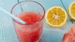 Dostarczy błonnika, witamin i elektrolitów. Zblenduj z wodą i pij w upały