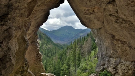 Okno Pawlikowskiego przy wejściu do Jaskini Mylnej w Tatrach to popularne wśród turystów miejsce. Każdy chce się tam sfotografować. 