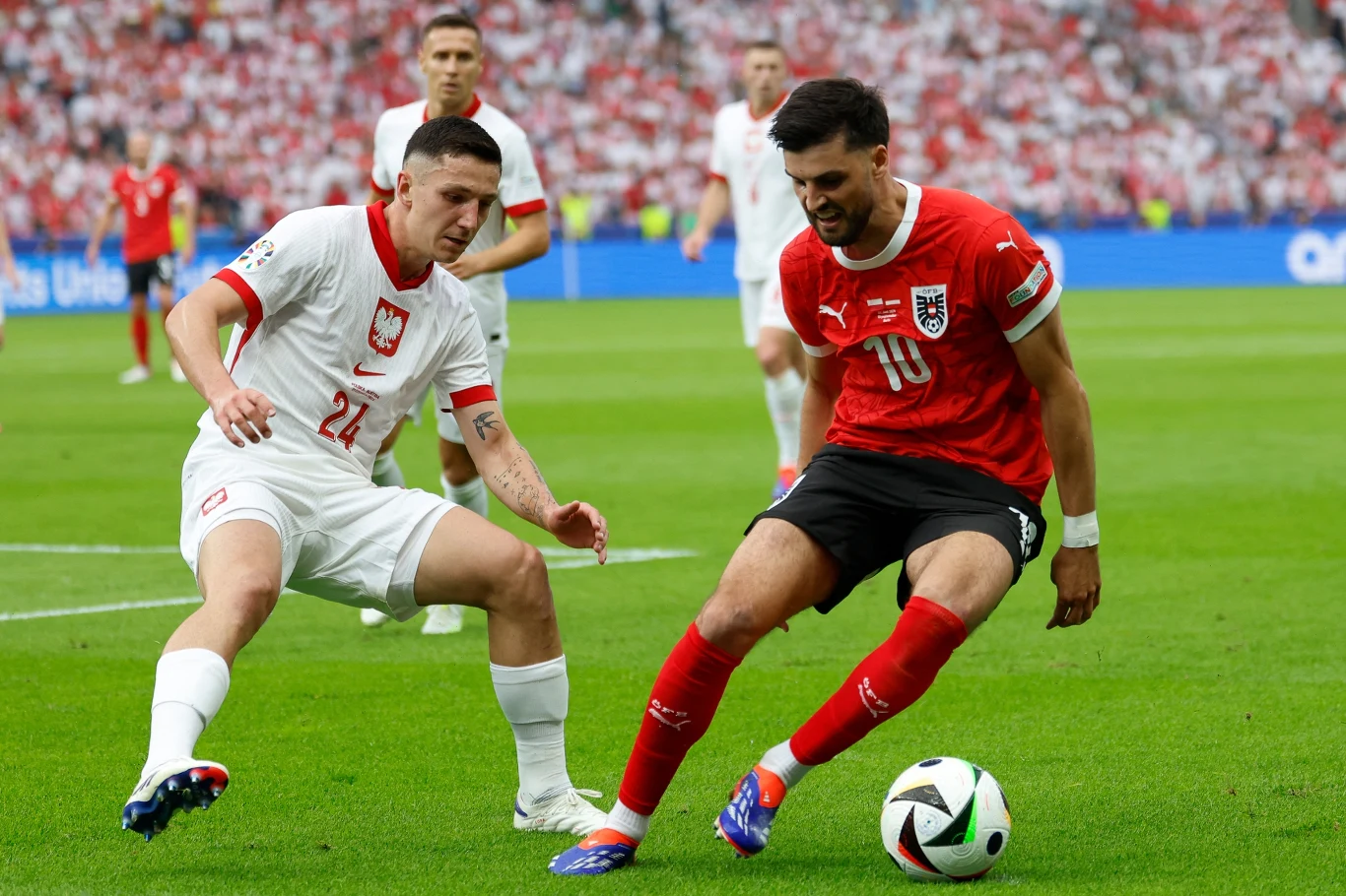 Bartosz Slisz (z lewej) w meczu z Austrią Bartosz Slisz (z lewej) w meczu z Austrią