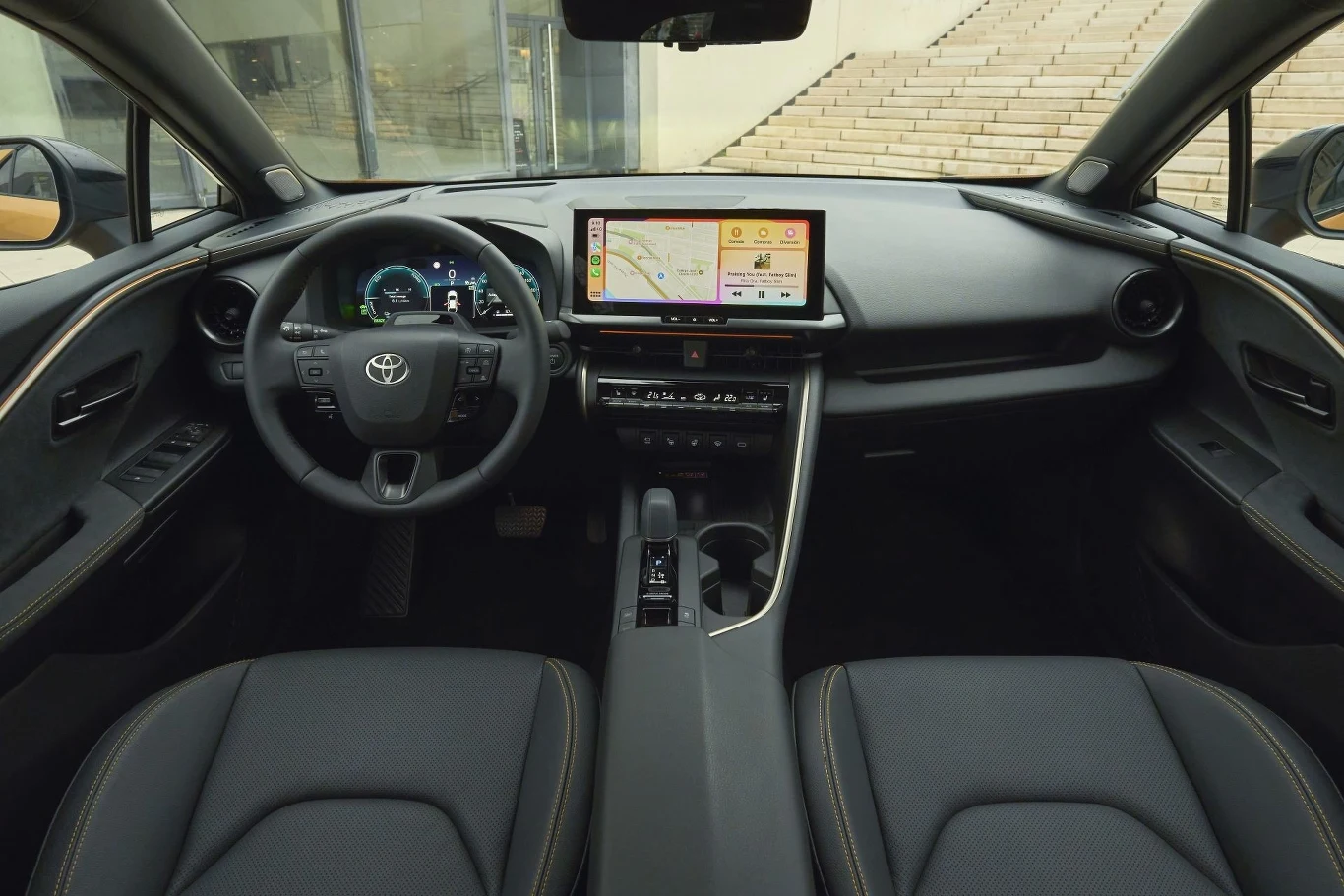 Toyota C-HR z hybrydą plug-in oferowana jest w sześciu wersjach wyposażenia.