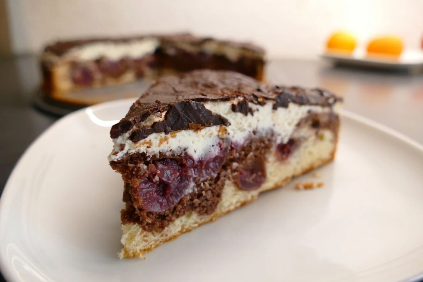 Proboszcz na pielgrzymce to pyszne połączenie ciasta, kremu i wiśni Proboszcz na pielgrzymce to pyszne połączenie ciasta, kremu i wiśni