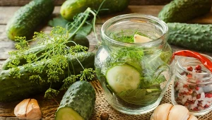 Taką sałatkę z ogórków robi moja babcia. W słoiku można ją trzymać wiele miesięcy