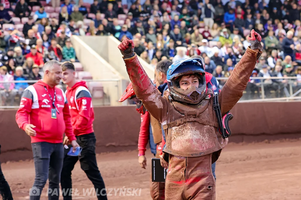 Bartosz Bańbor cieszy się z wygranej Polaków w SoN2. Bartosz Bańbor cieszy się z wygranej Polaków w SoN2.