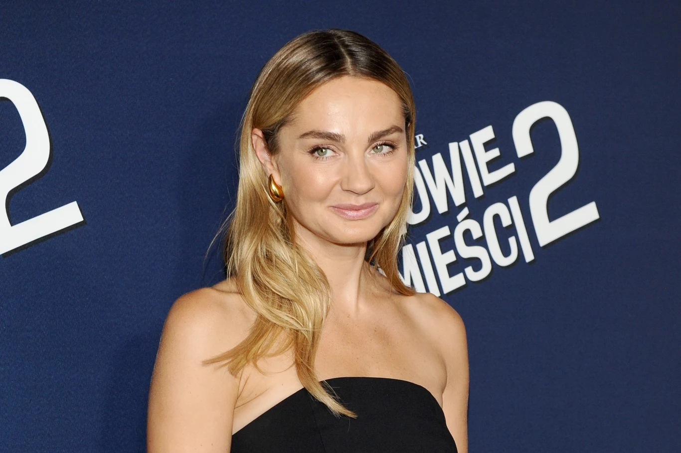 Sukienka, w której Małgorzata Socha wybrała się na wesele przyjaciół, zachwyca, lecz wzbudza również kontrowersję. Czy wypada w takiej sukience iść na wesele?