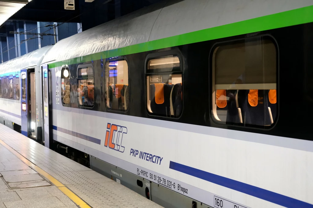 PKP Intercity podpisały umowę z Centrum Unijnych Projektów Transportowych dotyczącą europejskiego wsparcia kwotą 2,1 mld zł zakupu 56 lokomotyw oraz modernizację 248 wagonów