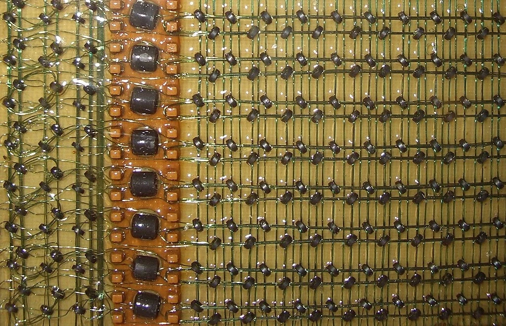 Tak wyglądała ręcznie konstruowana pamięć ROM w komputerach z programu Apollo Tak wyglądała ręcznie konstruowana pamięć ROM w komputerach z programu Apollo