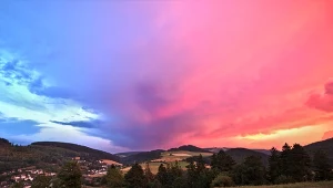 Widzisz takie chmury wieczorem? Ich kolor dużo mówi o pogodzie