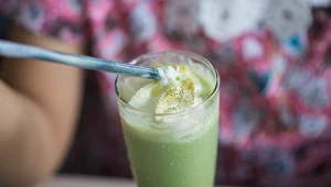 Kawa mrożona z najmodniejszym dodatkiem sezonu. Smaczniejsza, niż w kawiarni