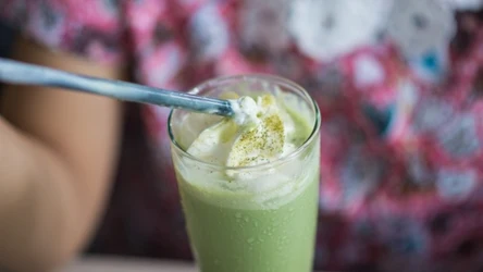 Mrożona kawa pistacjowa to najgorętszy hit tego lata. Doskonale chłodzi i świetnie smakuje!