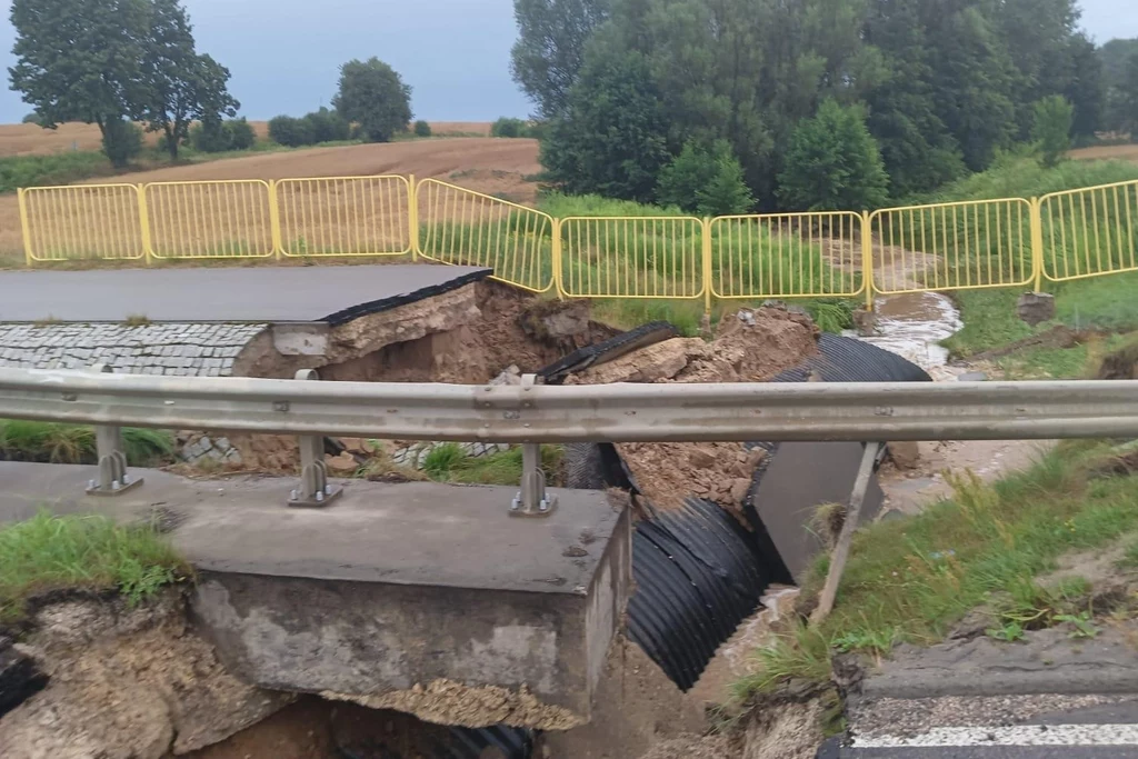 W wyniku nawałnic obwodnica Ćmielowa została poważnie uszkodzona. Trasa może być zamknięta do końca roku.