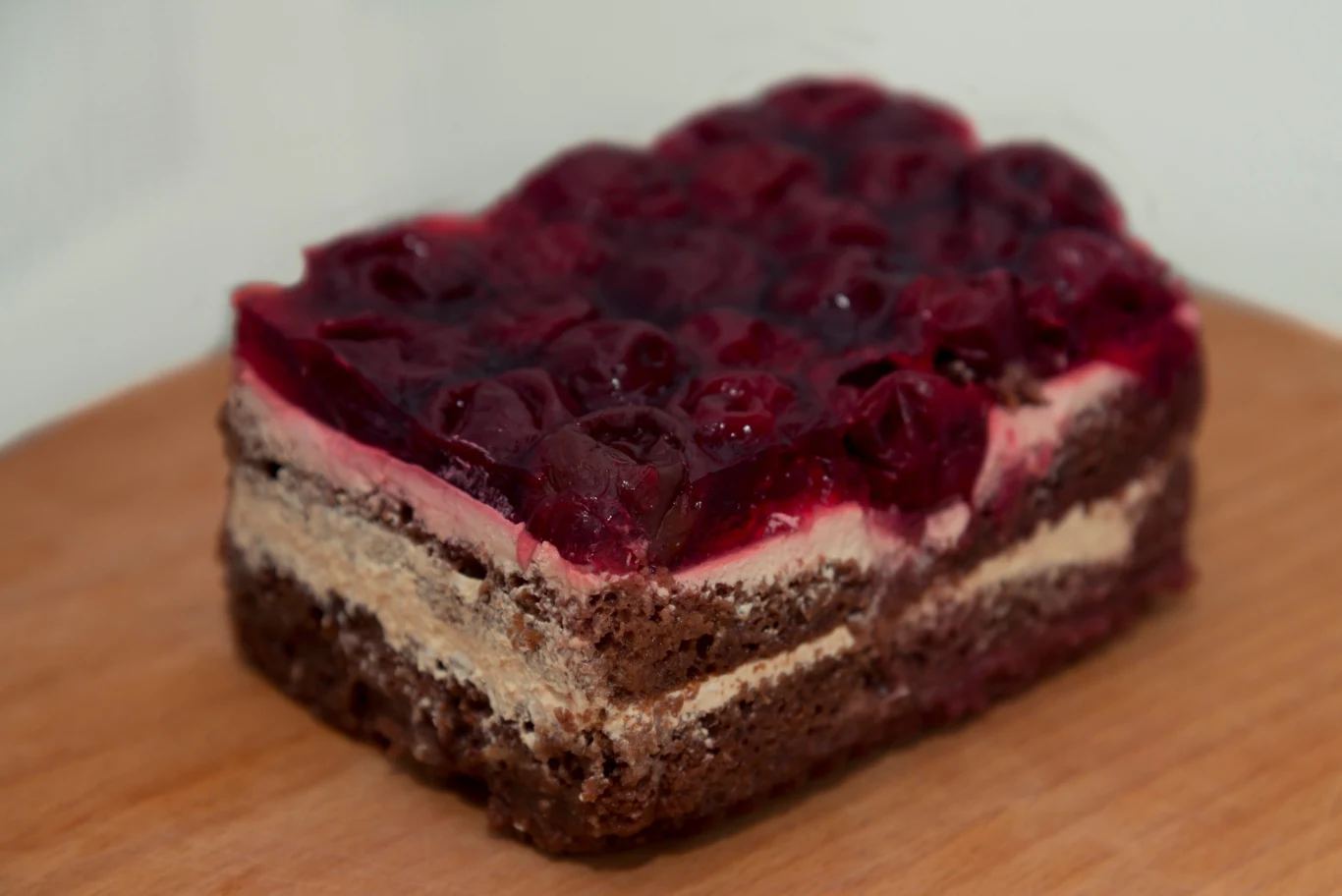 Ciasto wisienka to połączenie owocowego, czekoladowego i orzechowego smaku Ciasto wisienka to połączenie owocowego, czekoladowego i orzechowego smaku