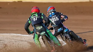 Mikkel Andersen w pojedynku z Sebastianem Szostakiem