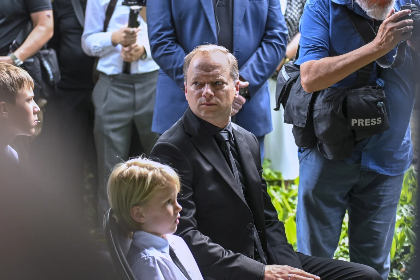 Maciej Stuhr z synem na pogrzebie Jerzego Stuhra
