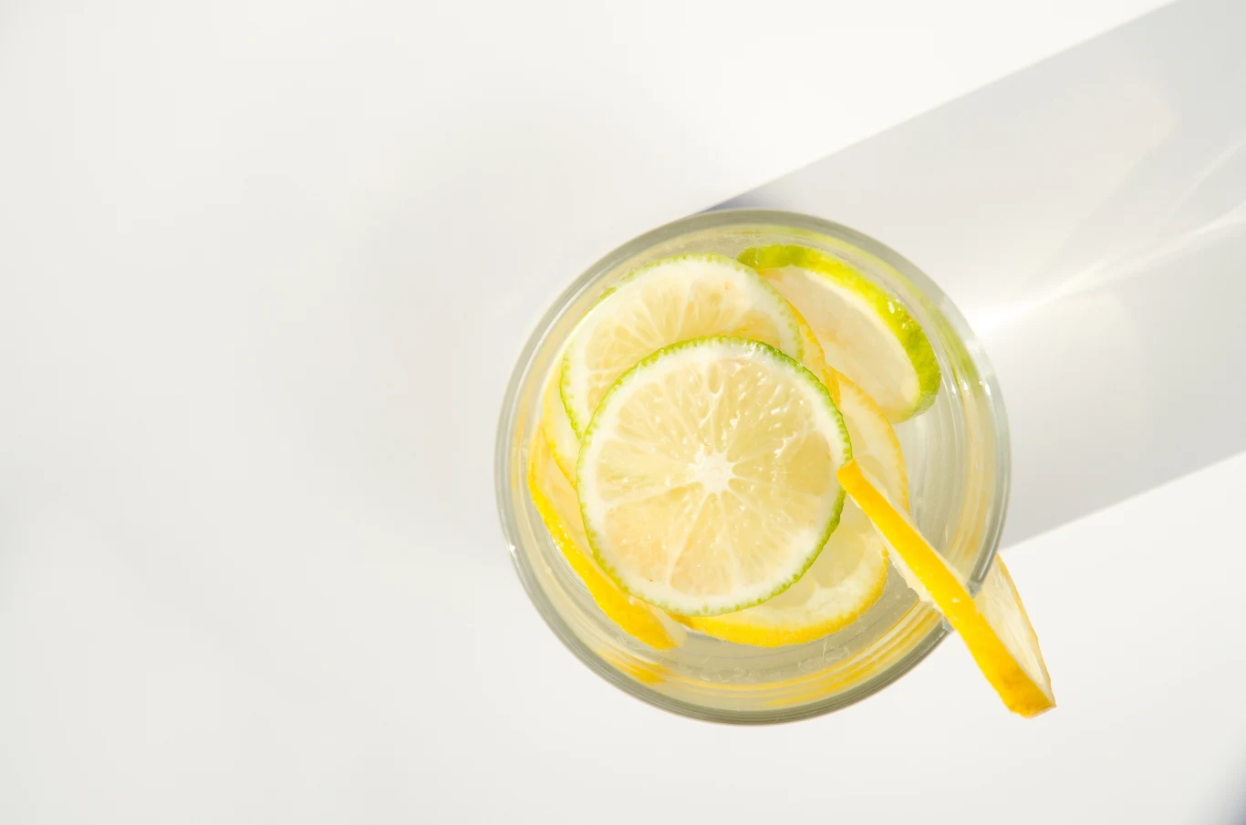 Wiele mówi się o tym, że woda z cytryną i sodą oczyszczoną dobrze działa na trawienie