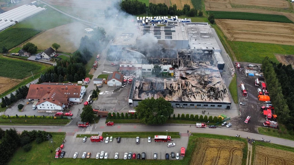 Aksam, producent słonych przekąsek, którego dwie hale strawił ogień, planuje za miesiąc wznowić pracę