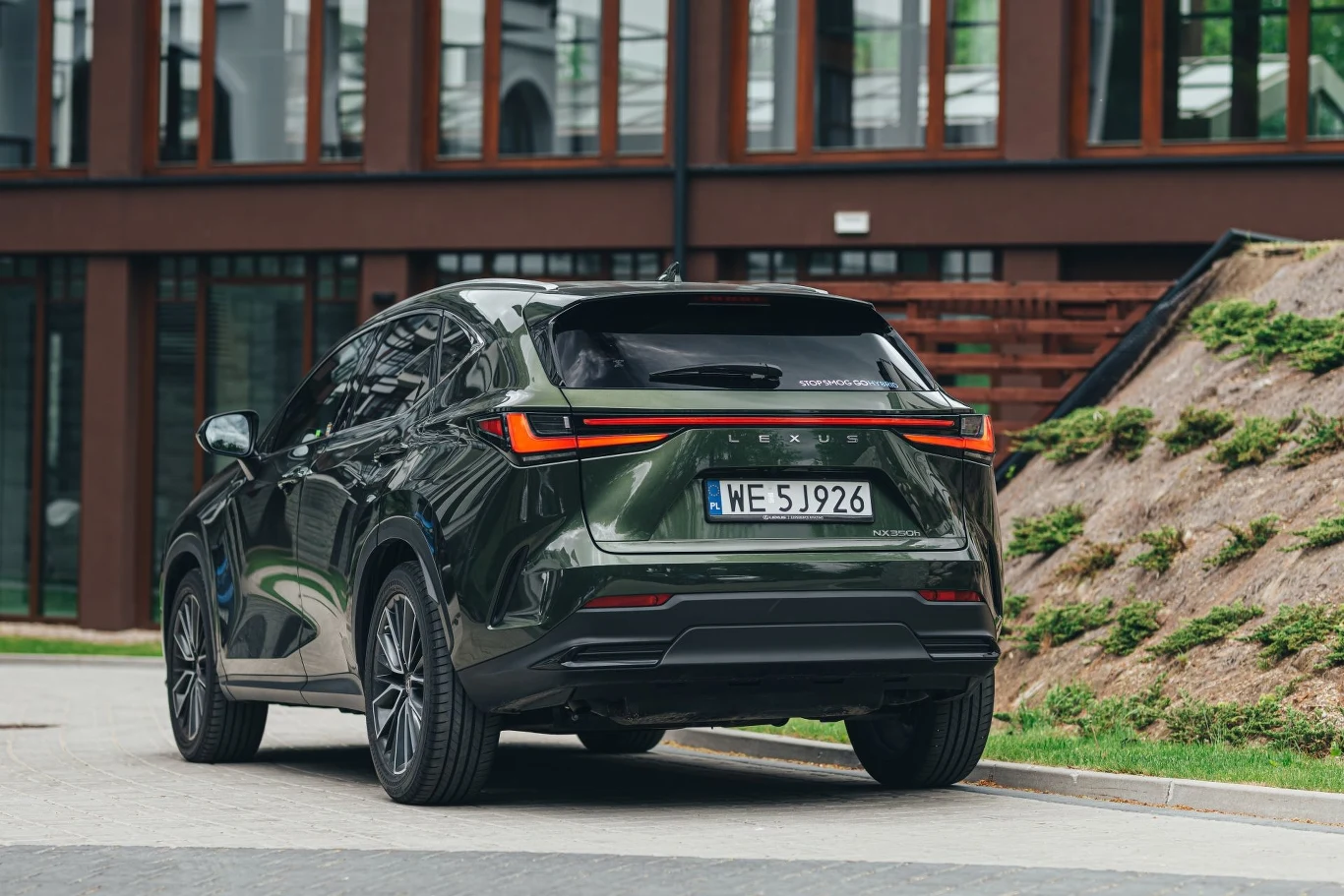Lexus NX dostępny jest tylko z układami hybrydowymi - jako klasyczna hybryda i hybryda typu plug-in. Lexus NX dostępny jest tylko z układami hybrydowymi - jako klasyczna hybryda i hybryda typu plug-in.