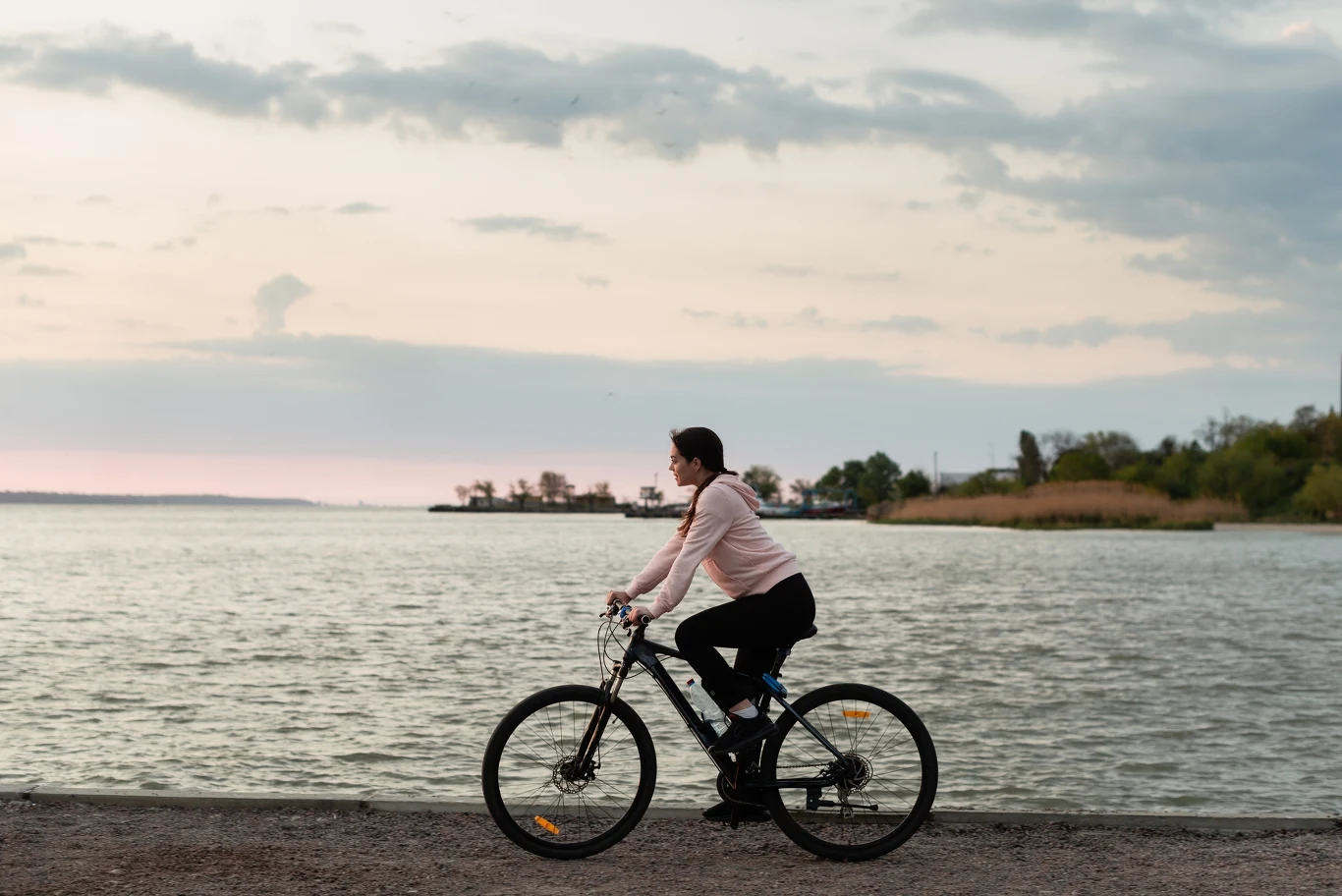 Trasa rowerowa wokół Jeziora Powidzkiego. Co warto wiedzieć przed wybraniem się na ten szlak rowerowy?