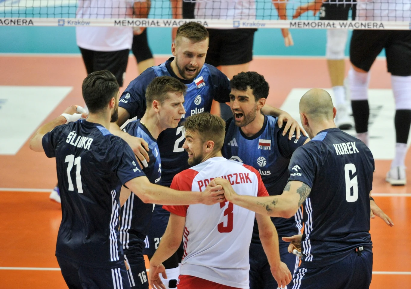 Jakub Popiwczak (z numerem 3) z kolegami z reprezentacji Polski Jakub Popiwczak (z numerem 3) z kolegami z reprezentacji Polski