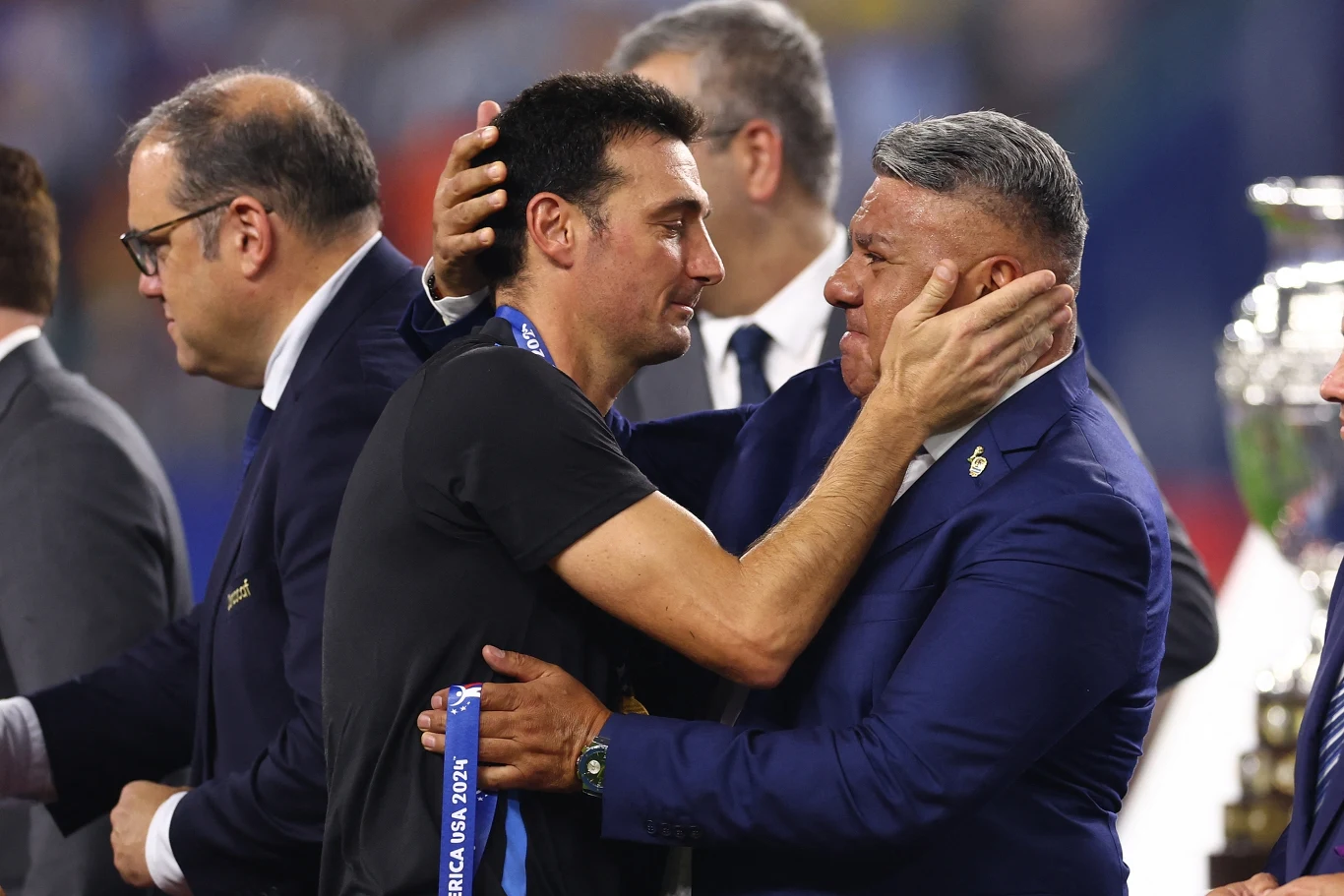 Claudio Tapia (z prawej) i Lionel Scaloni, selekcjoner reprezentacji Argentyny